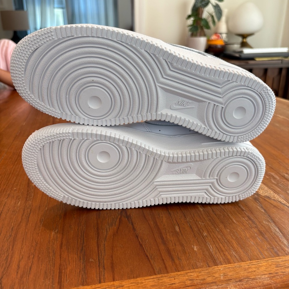 NWOB! Kids Nike Air Force 1 Low White Sneakers. Size 7 - Picture 5 of 6